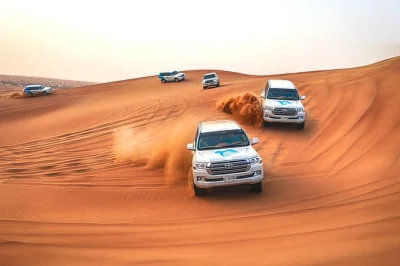 Erlebe das abenteuer dune bashing und sandboarding in abu dhabis wüste, triff kamele und genieße den hoteltransfer. kleine gruppen, lokaler fahrer, wasser inklusive.