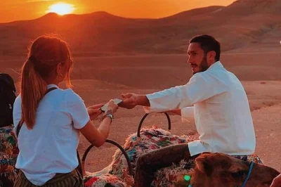 Réservez un dîner dans le désert d’agafay avec balade à dos de chameau au coucher du soleil depuis marrakech. repas marocain, thé à la menthe et spectacle vivant inclus. réservez votre place 