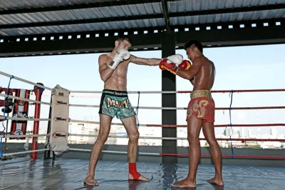Découvrez un vrai cours de muay thai à bangkok pour toute la famille. entraînez-vous avec des pros, profitez de vues sur la ville et apprenez la boxe thaï authentique dans un camp local.