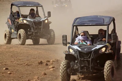 Erlebe lanzarote auf einer can am buggy tour über offroad-strecken, mit halt in der weinregion la geria und blick auf die vulkanlandschaft timanfaya. inkl. schutzbrille und lokalem guide.