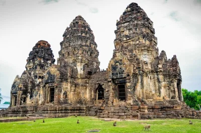Entdecke die antiken ruinen von ayutthaya, triff die frechen affen in lopburi und schlendere durch beeindruckende tempelanlagen – mit abholung im zentrum bangkoks.