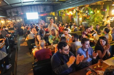 Rencontrez locaux et voyageurs lors d’une soirée quiz bilingue à istanbul. formez une équipe, testez vos connaissances, profitez des boissons et des rires. entrée incluse avec guide anglais-turc