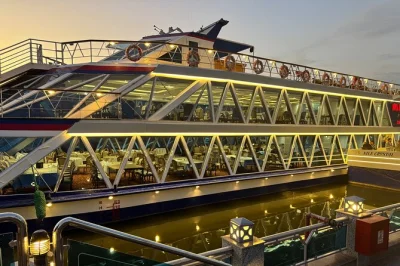 Deslize pelo nilo em cairo à noite com jantar buffet, shows ao vivo de dança do ventre e tanoura, além de transfer ida e volta do hotel para uma noite tranquila.