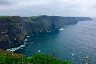Erlebe die wilden cliffs of moher, probiere handgemachte schokolade im burren und entdecke dunguaire castle bei dieser kleinen gruppentour ab galway mit lokalem guide und mittagessen.