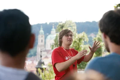 Erlebe die prager burg, überquere die karlsbrücke und fahre mit der straßenbahn hinauf – mit lokalem guide und eintritt inklusive. sichere dir deinen platz für echte stadterlebnisse.