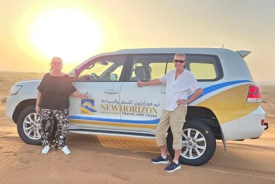 Vivez l’aventure d’un safari dans le désert de dubaï avec quad, dune bashing, balade à dos de chameau et dîner barbecue sous le ciel étoilé. navette incluse et spectacles en direct.