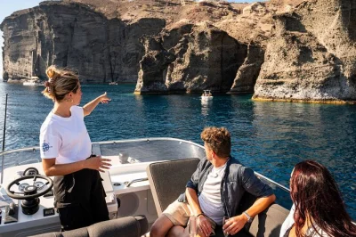 Erlebe santorini bei einer privaten yacht-tour – schwimme an den roten und weißen stränden, entspanne in den vulkanischen thermalquellen, genieße ein griechisches bbq mit offener bar und inklusiv