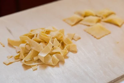 Aprenda a fazer massa fresca, rechear ravioli e preparar tiramisu no coração de roma. aula em grupo pequeno, com vinho, almoço e sobremesas feitas por você.