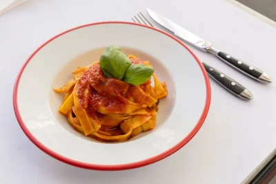 Em roma, aprenda a fazer fettuccine e tiramisu com um chef local. inclui refeição, vinho, limoncello e reserva fácil para uma experiência autêntica.