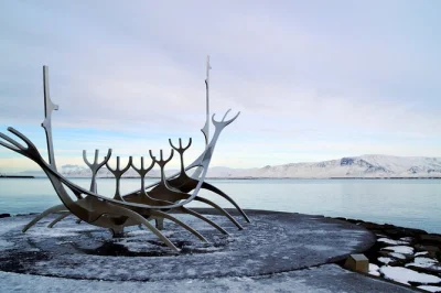 Descubre reykjavik a tu ritmo con una búsqueda del tesoro, resolviendo pistas y explorando lugares clave como harpa, rainbow street y sun voyager. incluye acceso a la app.