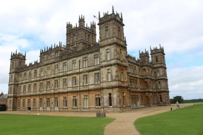 Descubre el mundo de downton abbey con un tour en grupo pequeño desde londres: recorre highclere castle, pasea por el auténtico pueblo de downton y disfruta de las historias de tu guía. incluye tra