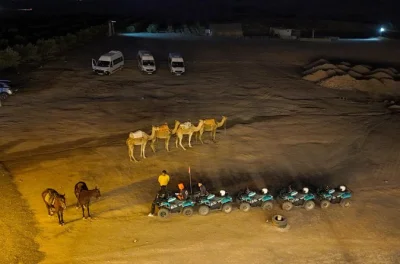 Descubre el desierto de agafay con una aventura en quad, paseo en camello al atardecer y cena marroquí con espectáculo en vivo. tour privado con recogida y menú de tres platos incluido.