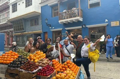Découvrez cartagena en flânant dans ses rues animées, dégustant arepas au fromage, fruits tropicaux et bière locale avec un passionné de cuisine. 7 arrêts gourmands, boissons et dégustations i