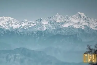 Wanderung Benog Tibba Mussoorie: Waldpfad mit Himalaya-Blick