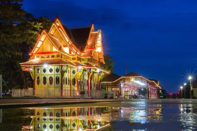 Hua Hin à noite: Estação de trem, píer e mercado noturno