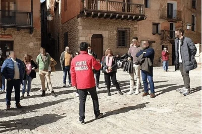 Déjate perder por las calles estrechas de albarracín, escucha leyendas de tu guía y visita la casa museo de las familias pérez y toyuela—entrada incluida.