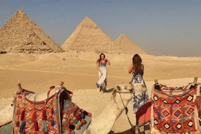 Descubre giza en un tour privado con paseo en camello, quad y entrada a las pirámides de jafra o micerinos. incluye recogida, guía egiptólogo y almuerzo.