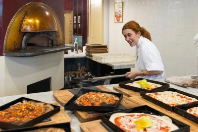 Rom, piazza navona: pizza selber machen, echtes italienisches gelato zubereiten und mit wein oder softdrink genießen – inklusive süßem limoncello zum abschluss.
