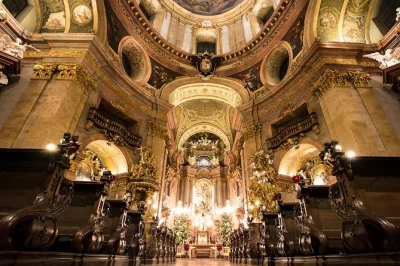 Vive la magia de mozart, bach y vivaldi en la iglesia de san pedro en viena. disfruta de música festiva en un entorno histórico con entrada reservada incluida.