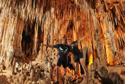 Explore as cavernas do río secreto perto de playa del carmen com guia local. nade em águas cristalinas, brinde com licor maia e aproveite um almoço regional – traslado incluso.