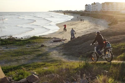 Erlebe galvestons charme auf einer e-bike-tour vorbei an viktorianischen häusern, hör spannende geschichten zum sturm von 1900 und entdecke die erste medizinische schule in texas – helm inklusive.