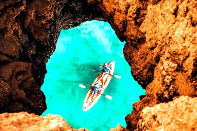 Descubre la costa de albufeira en kayak, explorando playas escondidas y cuevas marinas con guía local. incluye equipo completo, charla de seguridad y fotos gratis—grupos pequeños para un ritmo tra