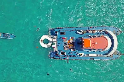 Descubra cancun em um animado passeio de catamarã até isla mujeres, com snorkel no recife el meco, almoço a bordo, bar aberto e muita diversão com a equipe local.