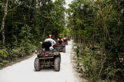 Erlebe cozumels dschungel auf einer privaten atv-tour, erkunde el cedral, schwimme im cenote jade und genieße eine tequila-verkostung mit lokalen guides. inkl. hoteltransfer.
