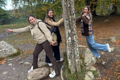 Descubre la historia de las highlands en un tour en grupo pequeño desde inverness: clava cairns, campo de batalla de culloden, loch ness, castillo de urquhart y cata de gin local. incluye recogida.