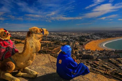 Descubre agadir en un tour guiado: ruinas de la kasbah, mercado souk el had, cooperativa artesanal y paseo junto al mar. incluye recogida y guía local.