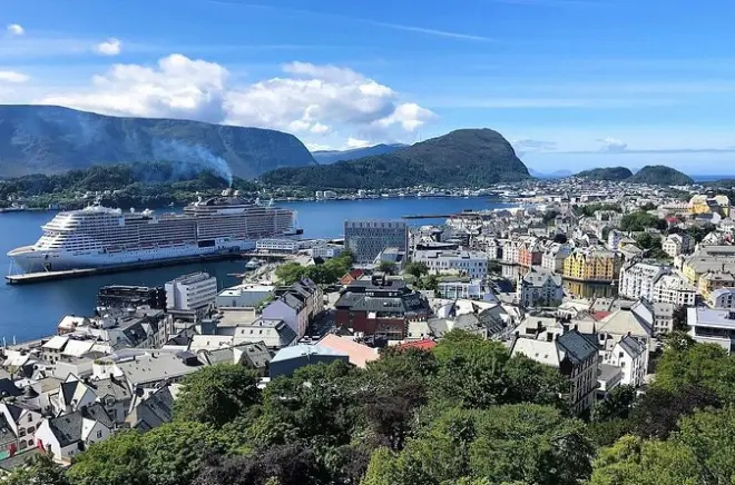 Alesund highlights tour: Mount Aksla, Giske Church, lighthouse