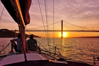 Scopri lisbona al tramonto da una barca a vela sul fiume tago, con open bar, guida locale e viste spettacolari su torre di belém e cristo re.