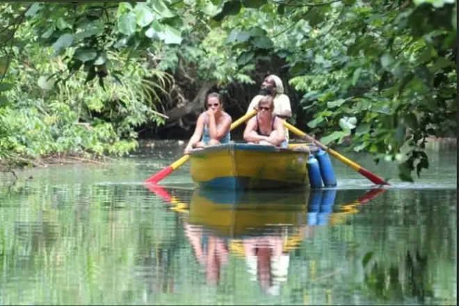 Indian River Rafting auf Dominica: Kanu & Strand