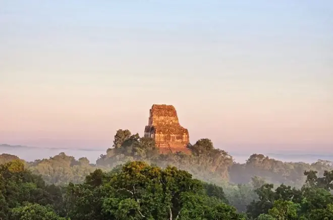 Coucher de soleil à Tikal depuis Flores avec vues sur les pyramides