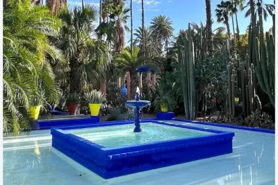 Descubre marrakech en 4 horas: palacio de la bahia, mezquita koutoubia y jardines majorelle con chofer local, paradas flexibles y aire acondicionado. incluye recogida.