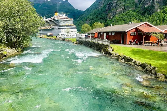 Geiranger Royal Route & Farm Visit: Private Shore Tour