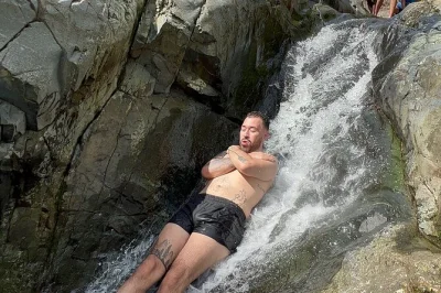 Disfruta los toboganes naturales de el yunque, nada bajo cascadas y termina con comida típica en los kioscos de luquillo. incluye transporte, fotos y guía local.