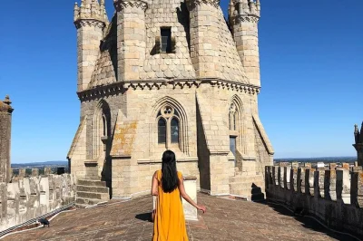Entdecke Évoras knochenkapelle, schlendere durch verwinkelte gassen und besuche eine echte korkfabrik – private tagestour im alentejo mit hoteltransfer und lokalem guide.