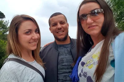 Découvrez chefchaouen depuis tanger avec un chauffeur local, flânez dans les ruelles bleues, savourez un thé à la menthe et choisissez vos pauses dans les montagnes du rif. prise en charge incluse