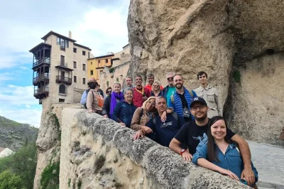 Découvrez les maisons suspendues de cuenca, savourez les spécialités locales et explorez la cité enchantée lors de cette excursion d’une journée au départ de madrid avec transport inclus.