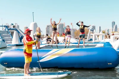 Riez, glissez et éclaboussez-vous au parc aquatique gonflable de southport, gold coast. 100 minutes d’aventure aquatique avec guides locaux, équipement de sécurité inclus, réservation en ligne 