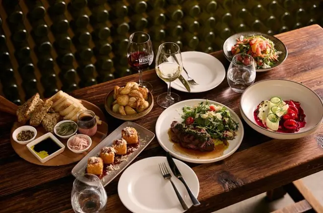 Pranzo a Adelaide con menu 'Feed Me' e vini in quattro portate