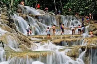 Dunn's River Falls ab Montego Bay: 180 Meter Kaskaden erklimmen