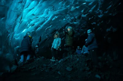 Erlebe die natürliche blaue eishöhle am vatnajökull, fahre im super-jeep ab jökulsárlón und entdecke mit deinem guide die faszinierenden farben – ausrüstung inklusive.