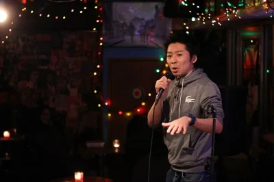 Tokyo, standup comedy in inglese con battute taglienti, storie locali e nuove amicizie. incontro, guida in inglese e location flessibili nel cuore della città.