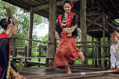 Villaggio culturale di Sarawak da Kuching con sette case etniche