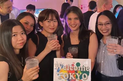 Découvrez la vie nocturne de shinjuku lors d’une soirée solo conviviale avec locaux et voyageurs, jeux de table, boissons et ambiance décontractée—entrée et photos incluses.