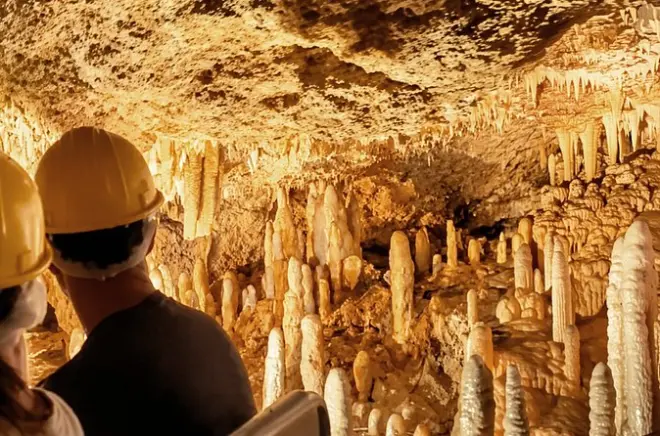 Harrison's Cave: Tramfahrt durch Stalaktiten