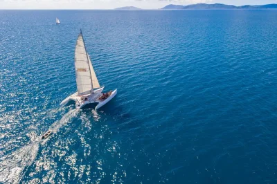 Whitsunday islands, whitehaven beach & schnorcheln: segel mit einem schnellen trimaran, entdecke bunte korallenriffe, schlafe unter sternen – inkl. mahlzeiten & erfahrenem crew.