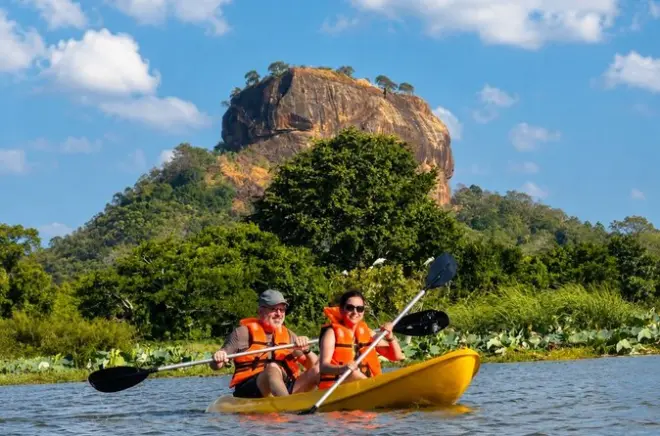 Kayak a Sigiriya: Alba e tramonto sul lago Thalkote Wewa